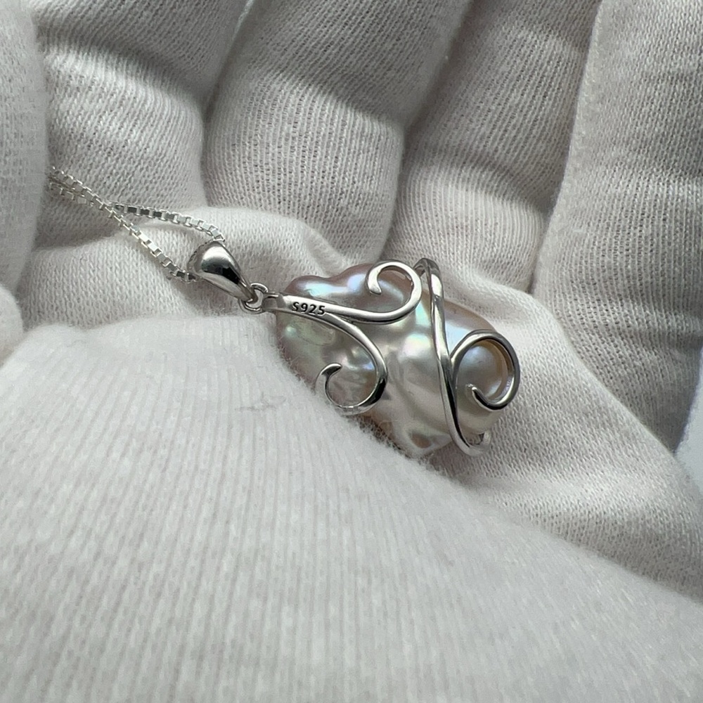 Elegant Silver and Baroque Freshwater Pearl Pendant Necklace - Picture 3 of 6